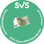 Logo der SVS Gesundheitspartner: 100-Euro-Schein auf grünem Hintergrund mit dem Schriftzug SVS Gesundheitspartner SVS-Gesundheitshunderter